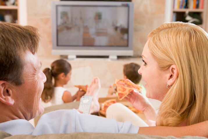 För effektiv viktminskning måste du ge upp måltiderna framför TV -skärmen