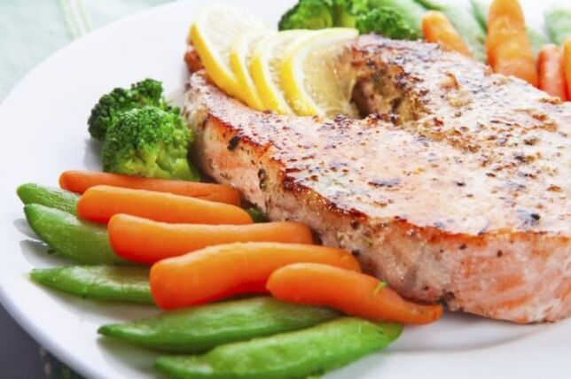 fiskstek med grönsaker för en proteindiet