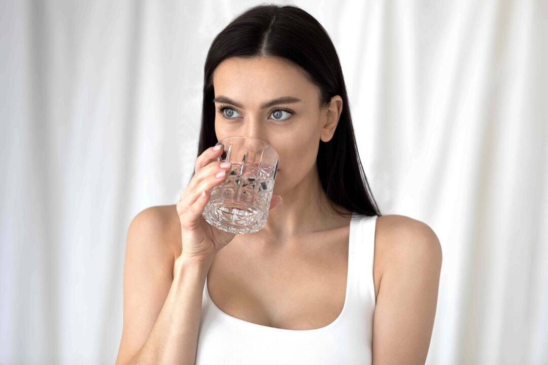 flicka dricker vatten för viktminskning på rätt kost